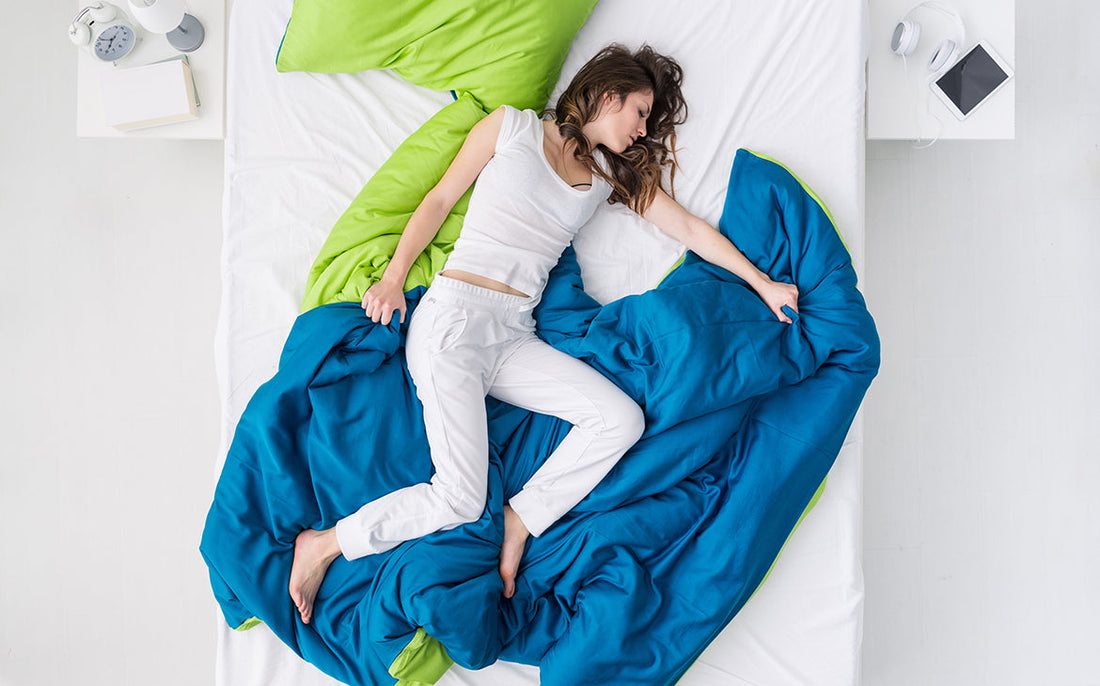 הסדין נדבק לכם לגב? כך תבחרו מצעים לקיץ הלוהט