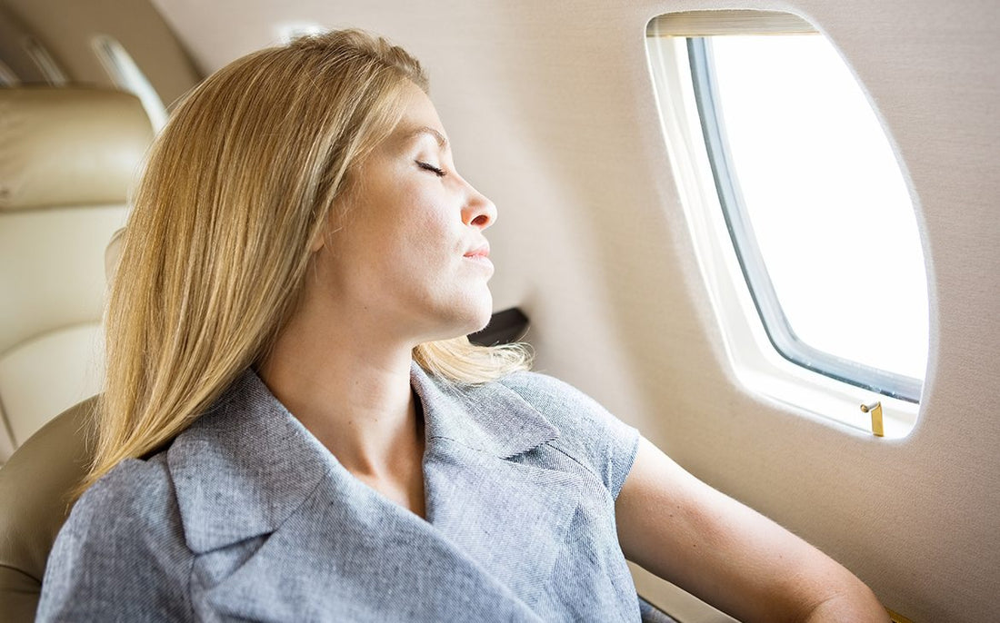 שינה בשחקים: 7 טיפים להירדמות קלה ומהירה במהלך טיסה