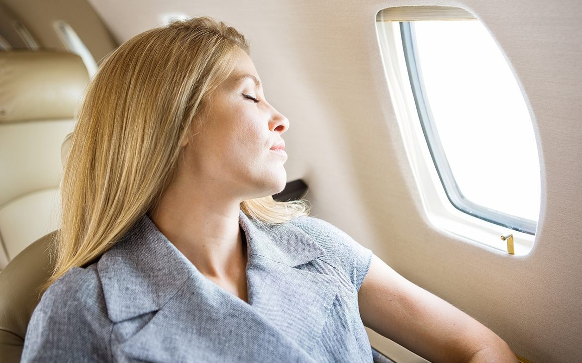 שינה בשחקים: 7 טיפים להירדמות קלה ומהירה במהלך טיסה