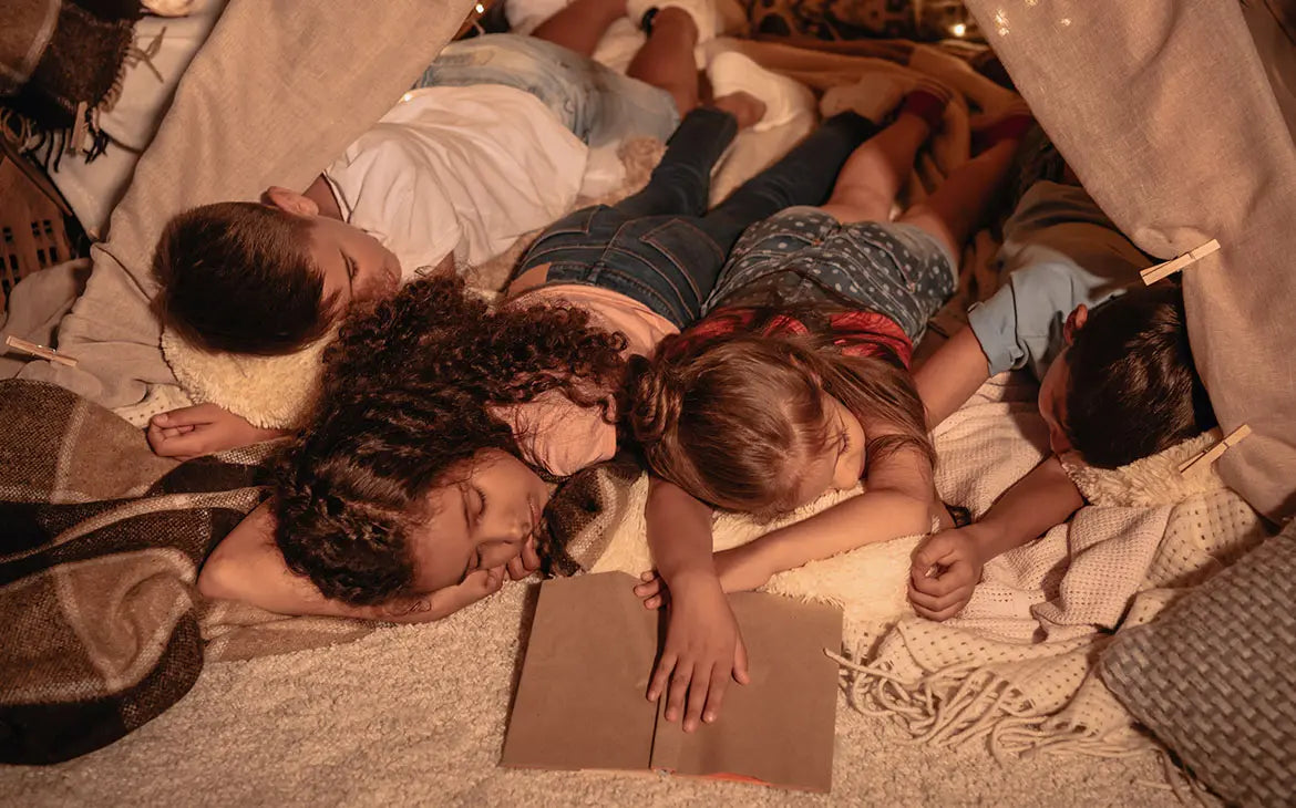 החברים מתבקשים לחדר השינה