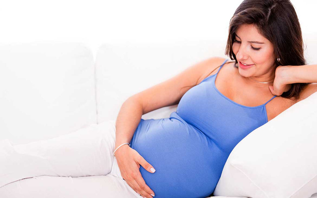 על הגב או על הצד? מדריך לאישה בהיריון שמנסה להירדם
