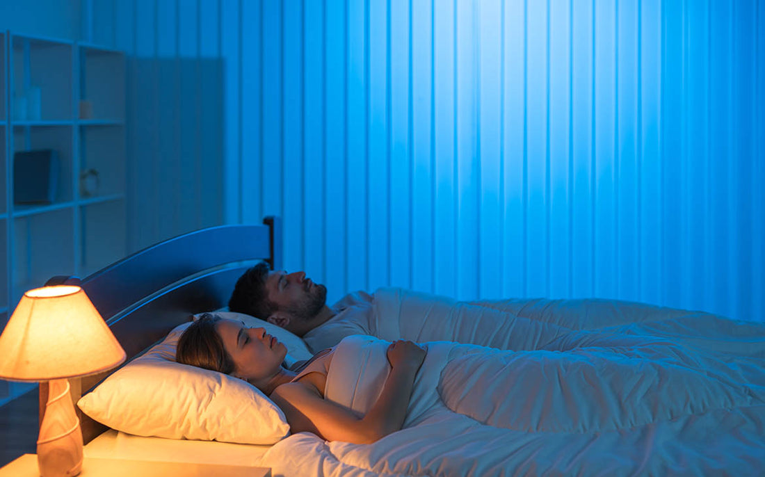 הקץ להירדמות מול מסכים: מדוע חשוב לישון בחושך?